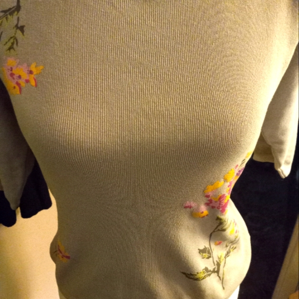 Used,not new,never worn elbow sleeve knit light weight floral printed sweater  m